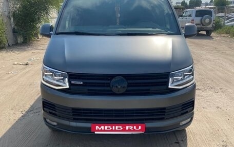 Volkswagen Multivan T6 рестайлинг, 2017 год, 6 900 000 рублей, 2 фотография