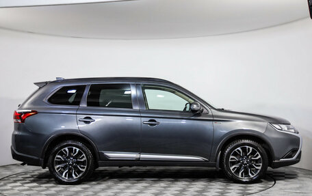 Mitsubishi Outlander III рестайлинг 3, 2022 год, 3 099 000 рублей, 4 фотография