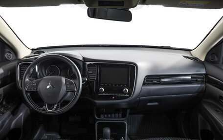 Mitsubishi Outlander III рестайлинг 3, 2022 год, 3 099 000 рублей, 9 фотография