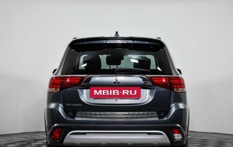 Mitsubishi Outlander III рестайлинг 3, 2022 год, 3 099 000 рублей, 6 фотография