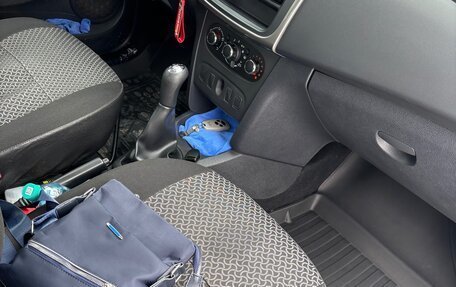 Renault Logan II, 2017 год, 890 000 рублей, 5 фотография