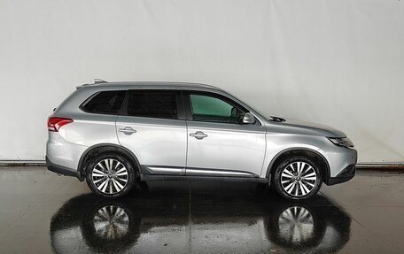 Mitsubishi Outlander III рестайлинг 3, 2019 год, 1 947 000 рублей, 4 фотография