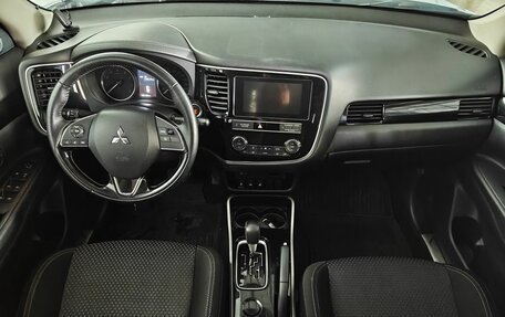 Mitsubishi Outlander III рестайлинг 3, 2019 год, 1 947 000 рублей, 11 фотография