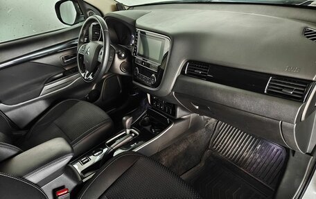 Mitsubishi Outlander III рестайлинг 3, 2019 год, 1 947 000 рублей, 10 фотография