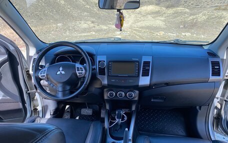 Mitsubishi Outlander III рестайлинг 3, 2011 год, 1 400 000 рублей, 15 фотография