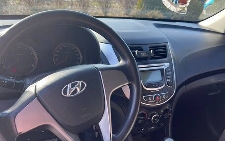 Hyundai Solaris II рестайлинг, 2011 год, 700 000 рублей, 5 фотография