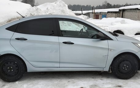 Hyundai Solaris II рестайлинг, 2011 год, 700 000 рублей, 3 фотография