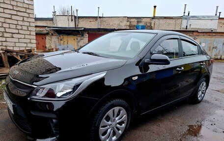 KIA Rio IV, 2017 год, 988 000 рублей, 1 фотография