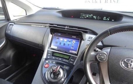 Toyota Prius, 2015 год, 970 000 рублей, 11 фотография