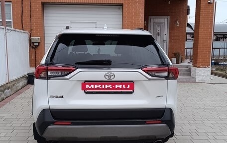 Toyota RAV4, 2021 год, 3 400 000 рублей, 2 фотография