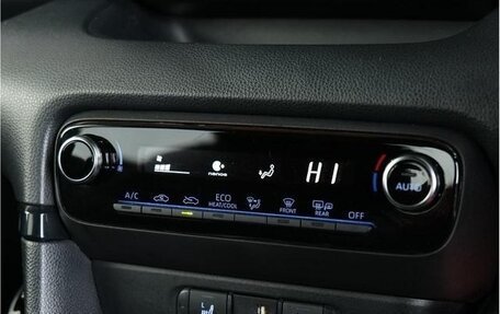 Toyota Yaris, 2022 год, 1 440 000 рублей, 21 фотография