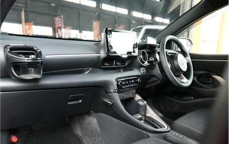 Toyota Yaris, 2022 год, 1 440 000 рублей, 17 фотография