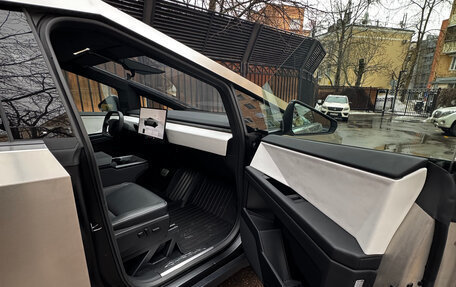 Tesla Cybertruck, 2024 год, 20 000 000 рублей, 10 фотография