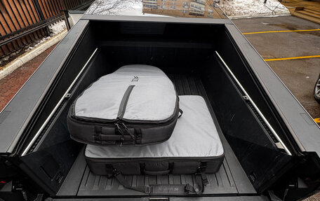 Tesla Cybertruck, 2024 год, 20 000 000 рублей, 18 фотография