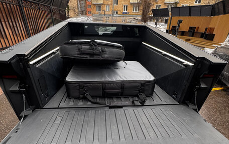 Tesla Cybertruck, 2024 год, 20 000 000 рублей, 17 фотография