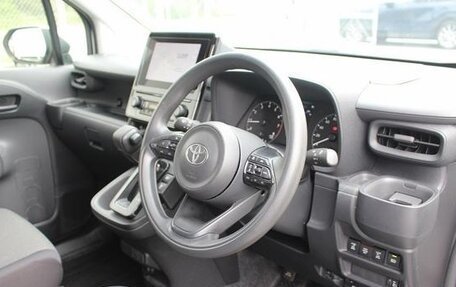 Toyota Sienta, 2022 год, 1 300 000 рублей, 7 фотография