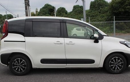 Toyota Sienta, 2022 год, 1 300 000 рублей, 6 фотография