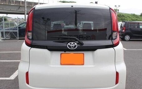Toyota Sienta, 2022 год, 1 300 000 рублей, 4 фотография