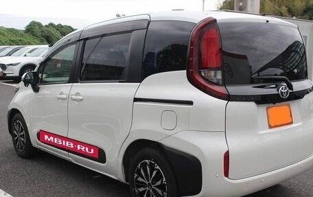 Toyota Sienta, 2022 год, 1 300 000 рублей, 5 фотография