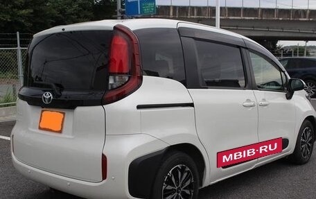 Toyota Sienta, 2022 год, 1 300 000 рублей, 3 фотография