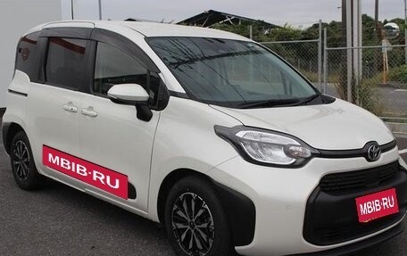 Toyota Sienta, 2022 год, 1 300 000 рублей, 2 фотография