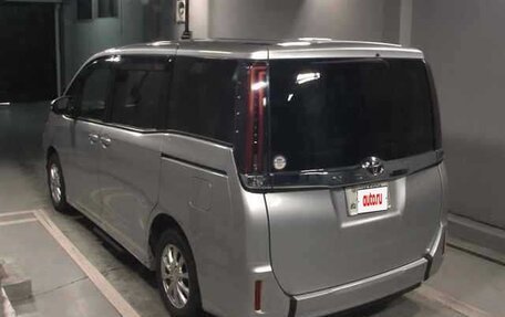 Toyota Noah III, 2021 год, 2 490 000 рублей, 4 фотография