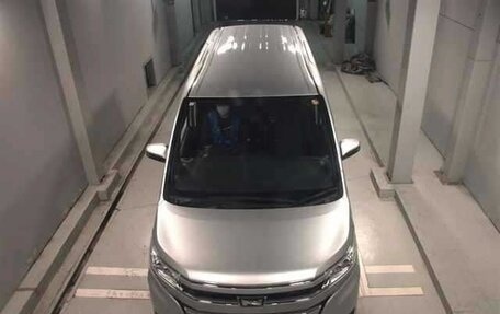 Toyota Noah III, 2021 год, 2 490 000 рублей, 3 фотография