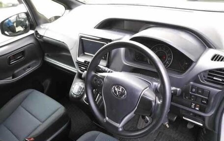 Toyota Noah III, 2021 год, 2 490 000 рублей, 5 фотография