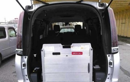 Toyota Noah III, 2021 год, 2 490 000 рублей, 7 фотография