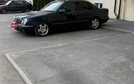 Mercedes-Benz E-Класс, 2001 год, 525 000 рублей, 1 фотография