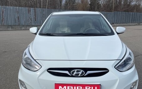 Hyundai Solaris II рестайлинг, 2013 год, 1 100 000 рублей, 2 фотография