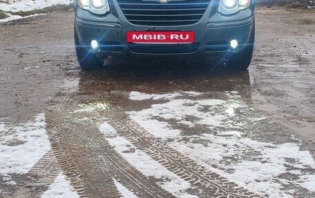 Chrysler Town & Country IV, 2004 год, 870 000 рублей, 2 фотография