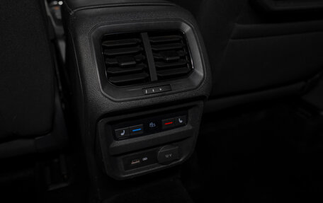 Volkswagen Tiguan II, 2018 год, 2 475 000 рублей, 13 фотография