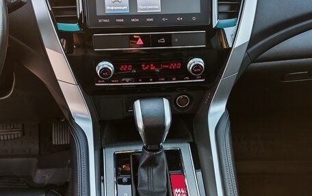 Mitsubishi Montero Sport, 2022 год, 4 300 000 рублей, 13 фотография