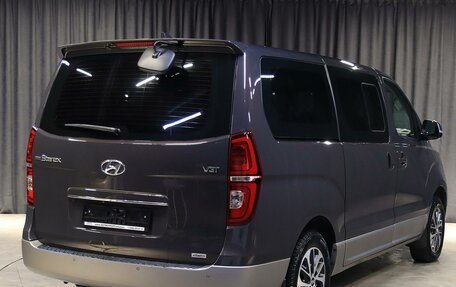 Hyundai Grand Starex Grand Starex I рестайлинг 2, 2019 год, 3 499 000 рублей, 6 фотография