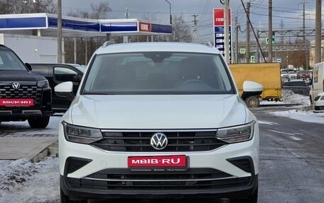 Volkswagen Tiguan II, 2021 год, 3 439 000 рублей, 2 фотография