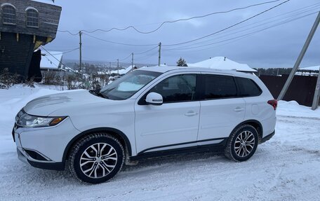 Mitsubishi Outlander III рестайлинг 3, 2017 год, 2 100 000 рублей, 3 фотография