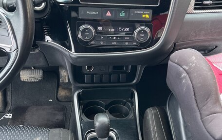 Mitsubishi Outlander III рестайлинг 3, 2017 год, 2 100 000 рублей, 9 фотография