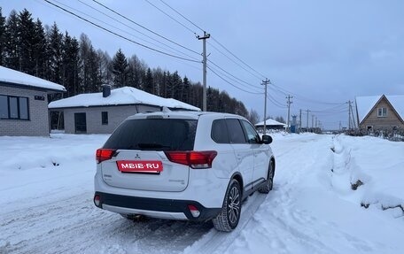 Mitsubishi Outlander III рестайлинг 3, 2017 год, 2 100 000 рублей, 5 фотография