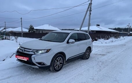 Mitsubishi Outlander III рестайлинг 3, 2017 год, 2 100 000 рублей, 2 фотография