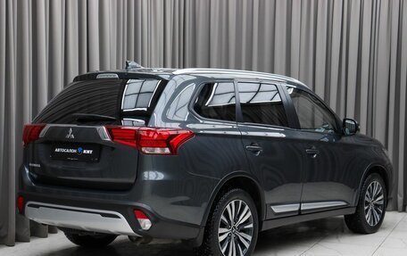 Mitsubishi Outlander III рестайлинг 3, 2020 год, 2 900 000 рублей, 4 фотография