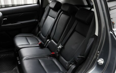 Mitsubishi Outlander III рестайлинг 3, 2020 год, 2 900 000 рублей, 10 фотография