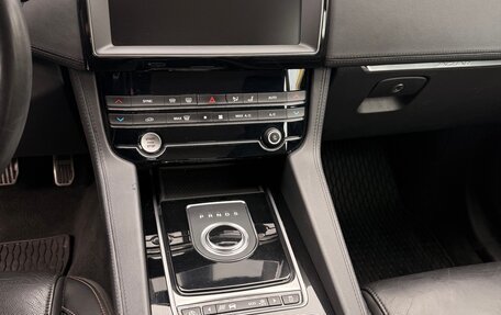 Jaguar F-Pace, 2019 год, 3 800 000 рублей, 28 фотография