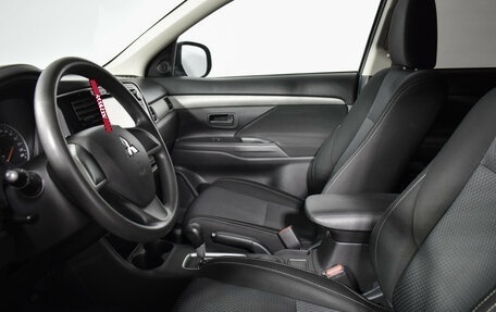 Mitsubishi Outlander III рестайлинг 3, 2016 год, 1 780 000 рублей, 10 фотография