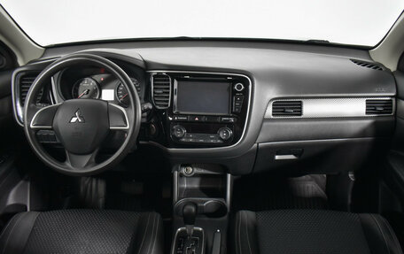 Mitsubishi Outlander III рестайлинг 3, 2016 год, 1 780 000 рублей, 13 фотография