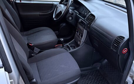 Opel Zafira A рестайлинг, 2003 год, 750 000 рублей, 17 фотография