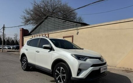 Toyota RAV4, 2019 год, 2 090 000 рублей, 2 фотография