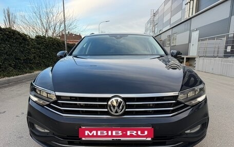 Volkswagen Passat B8 рестайлинг, 2019 год, 1 990 000 рублей, 20 фотография