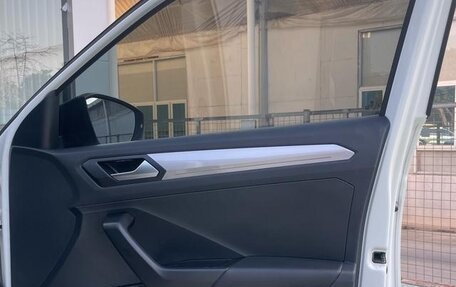 Volkswagen T-Roc I, 2023 год, 1 470 060 рублей, 22 фотография