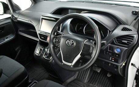 Toyota Voxy III, 2014 год, 1 695 000 рублей, 11 фотография